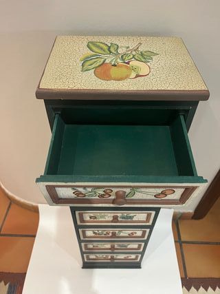 Mueble de madera con 7 cajones