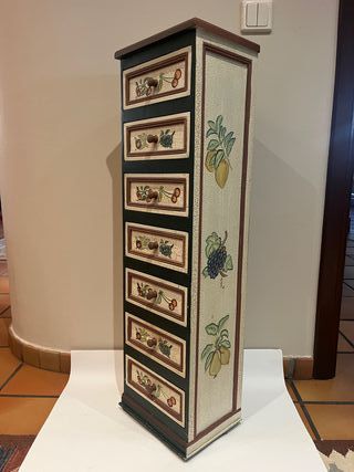 Mueble de madera con 7 cajones
