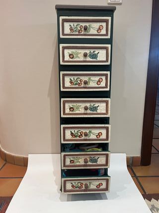 Mueble de madera con 7 cajones