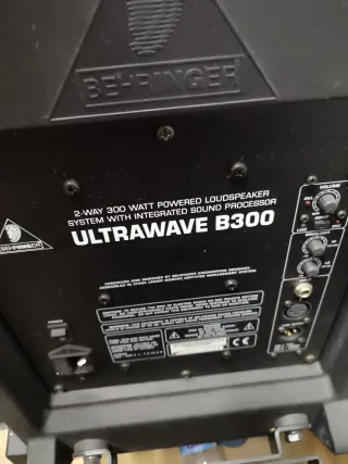 Baffles de escenario Behringer Ultrawave B 300