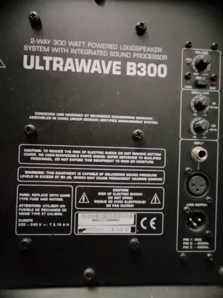 Baffles de escenario Behringer Ultrawave B 300
