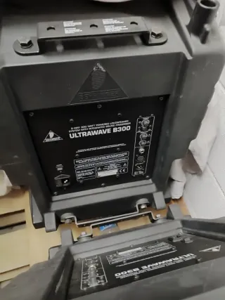 Baffles de escenario Behringer Ultrawave B 300