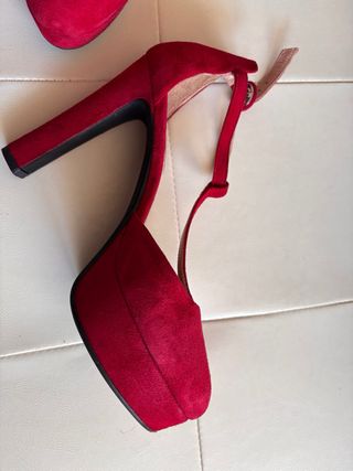 Zapatos de salón rojos de ante