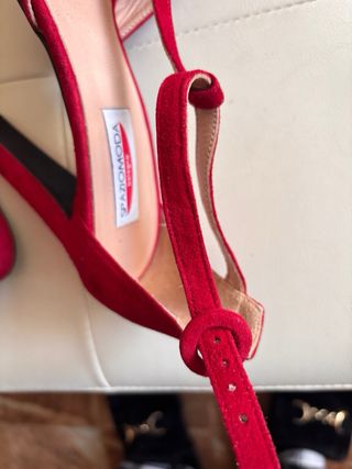 Zapatos de salón rojos de ante