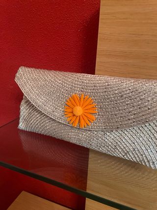 Bolso de fiesta plateado con flor naranja