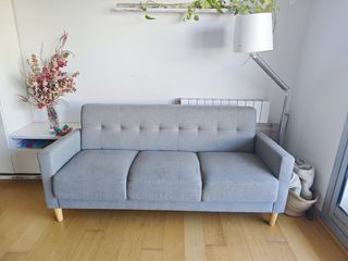 Sofá 3 plazas gris patas madera