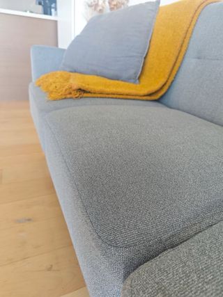 Sofá 3 plazas gris patas madera