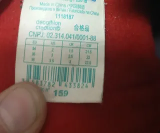 Patines en línea negros y rojos