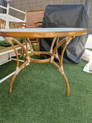 Mesa redonda exterior cristal y ratán