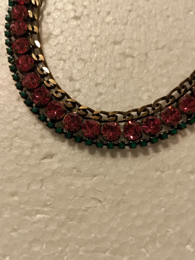 Girocollo con pietre rosse e verdi