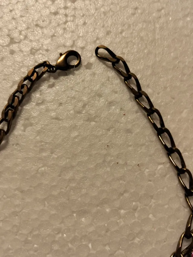 Girocollo con pietre rosse e verdi