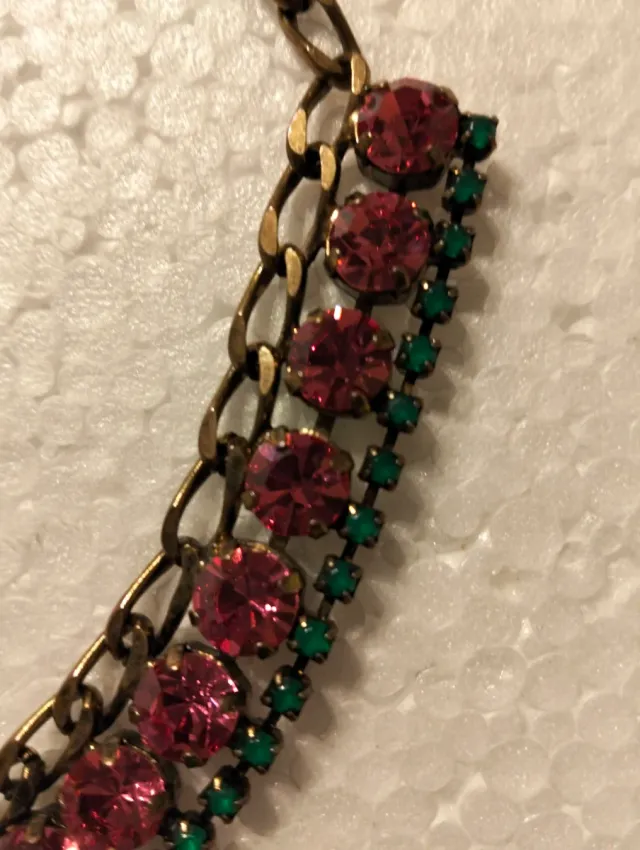 Girocollo con pietre rosse e verdi
