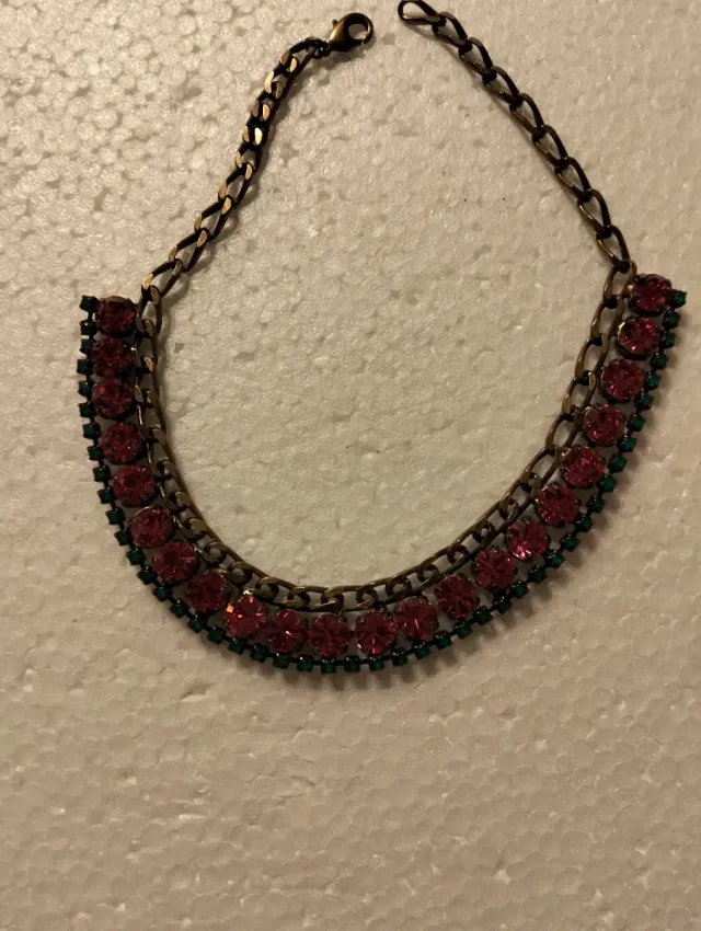 Girocollo con pietre rosse e verdi
