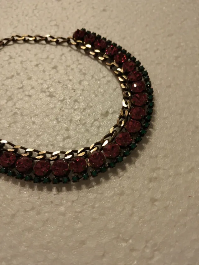 Girocollo con pietre rosse e verdi