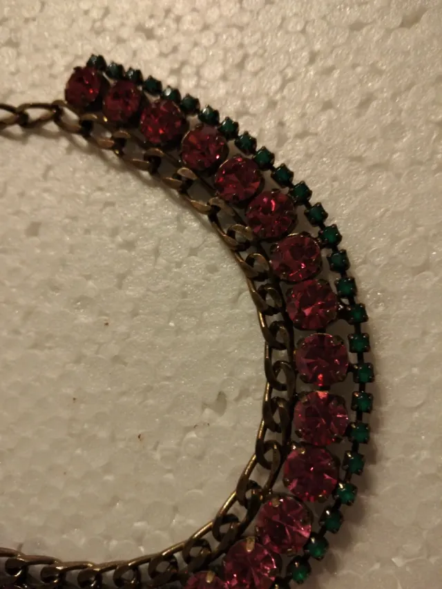 Girocollo con pietre rosse e verdi