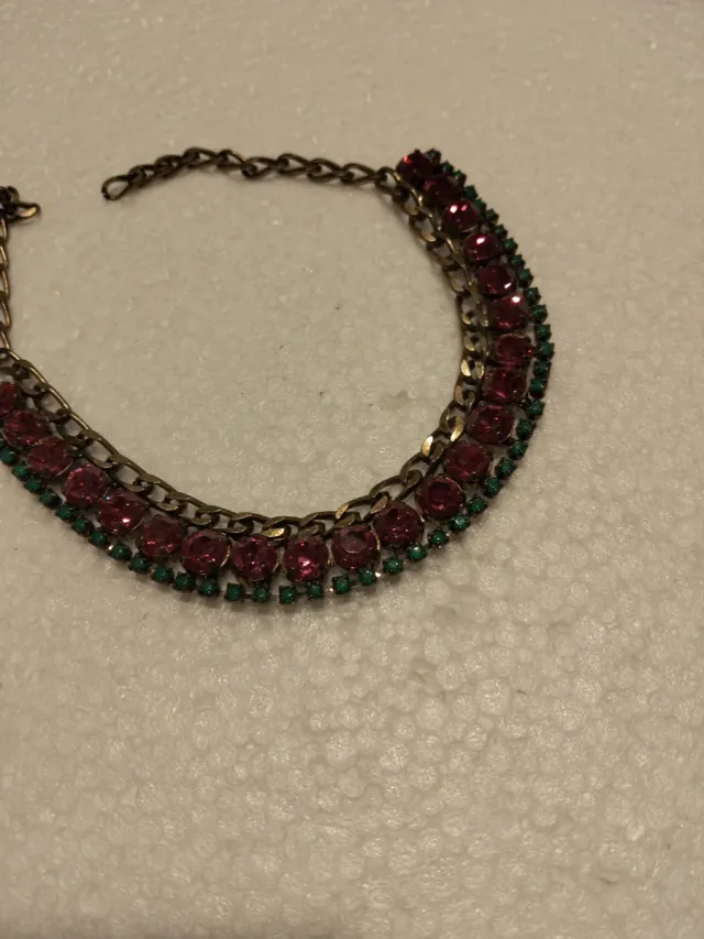 Girocollo con pietre rosse e verdi
