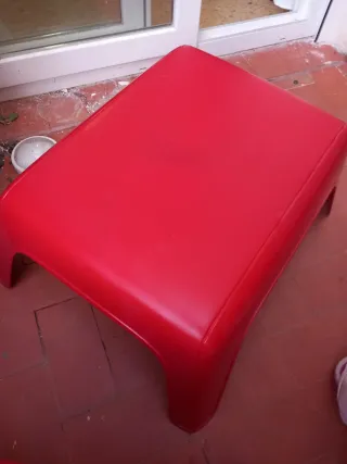 Sillas y mesa de terraza rojas de plástico