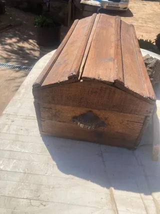 Cofre antiguo de madera