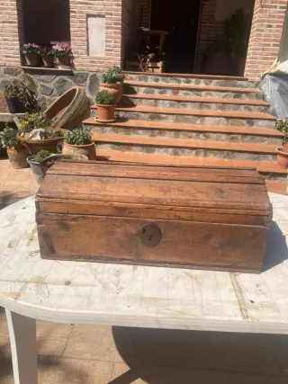 Cofre antiguo de madera