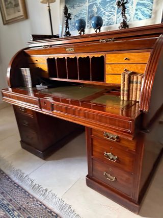 Escritorio de madera clásico antiguo