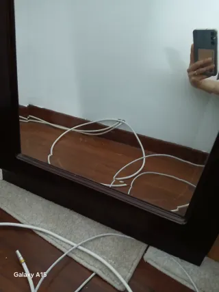 Espejo de madera marrón