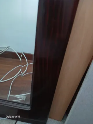 Espejo de madera marrón