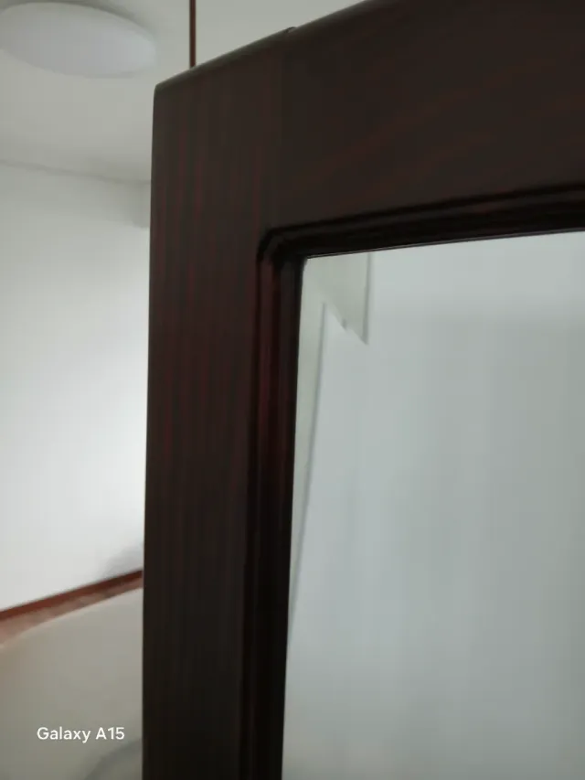 Espejo de madera marrón