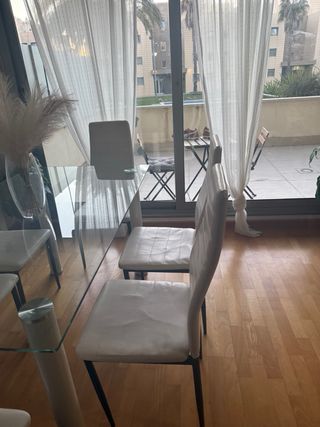 Tavolo da Pranzo in Cristallo e 6 Sedie Bianche