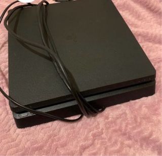 PS4 (PlayStation 4) Negra con un juego incluido