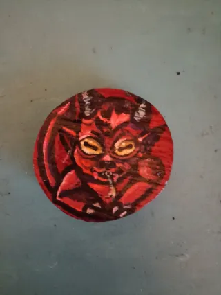 Demonio bebé en madera
