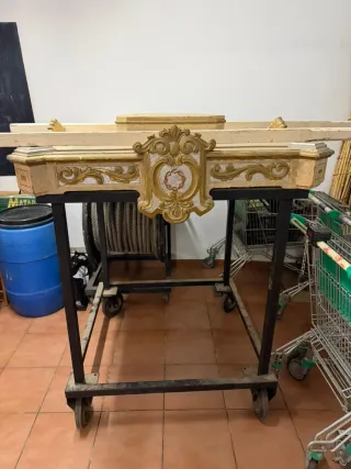 Peaña con carro y ruedas directrices