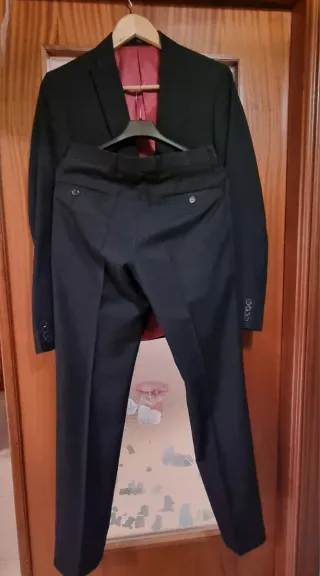 Traje de chaqueta negro y rojo.