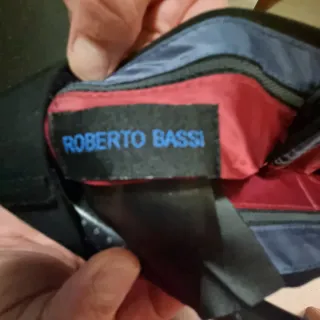 Traje de chaqueta negro y rojo.