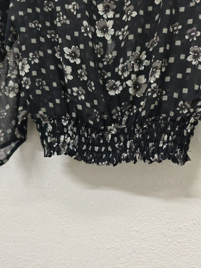 Blusa negra  Transparente Estampada con flores