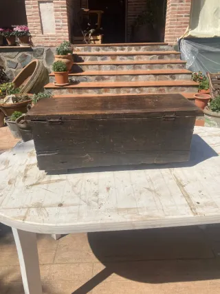Arca de madera antigua tallada