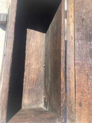 Arca de madera antigua tallada