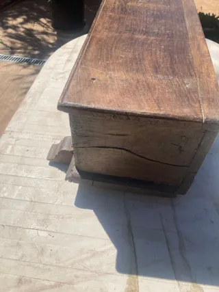 Arca de madera antigua tallada