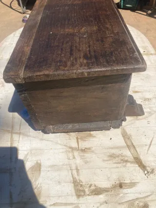 Arca de madera antigua tallada