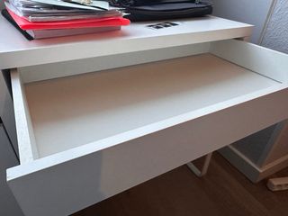 Scrivania con cassettiera IKEA