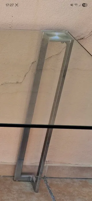 Mesa de cristal y metal para salón