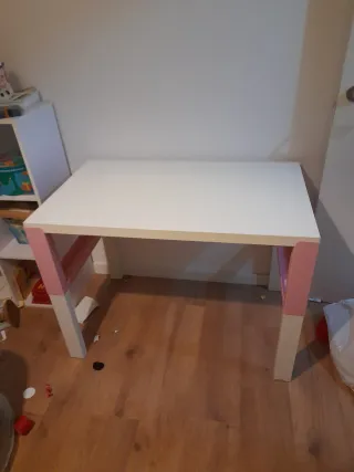 Escritorio infantil blanco y rosa