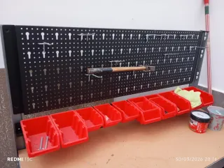 Banco de trabajo con panel perforado