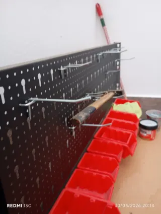 Banco de trabajo con panel perforado