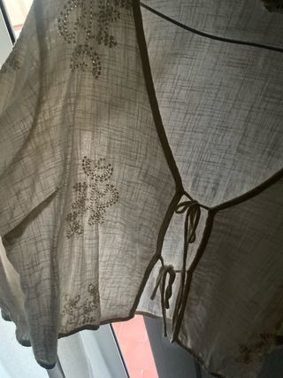 Blusita beige con pedrería