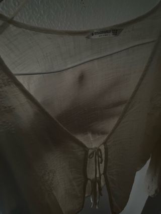 Blusita beige con pedrería