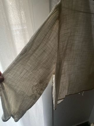 Blusita beige con pedrería