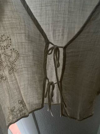 Blusita beige con pedrería