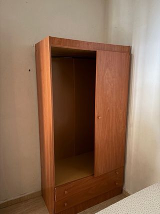 Armario de madera marrón