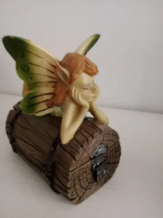 Figura Decorativa Fata con Baule