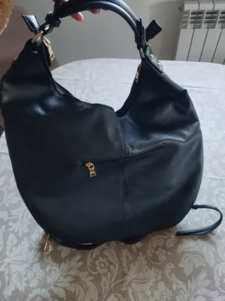 Bolso negro con tachuelas